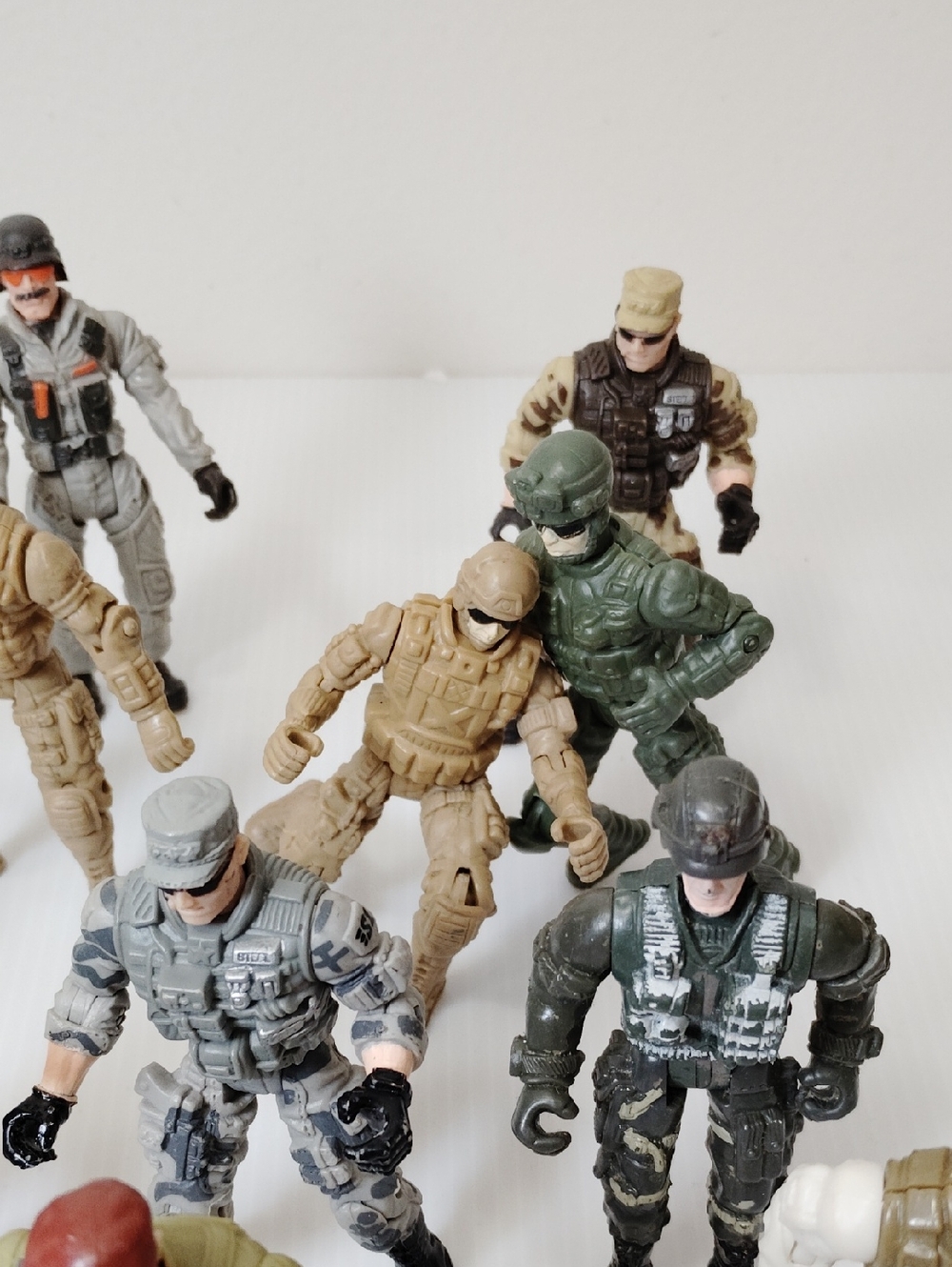 24! Military Action Figures Set - Assorted Green, Tan, White, Black And Weapons - Picture 5 of 12